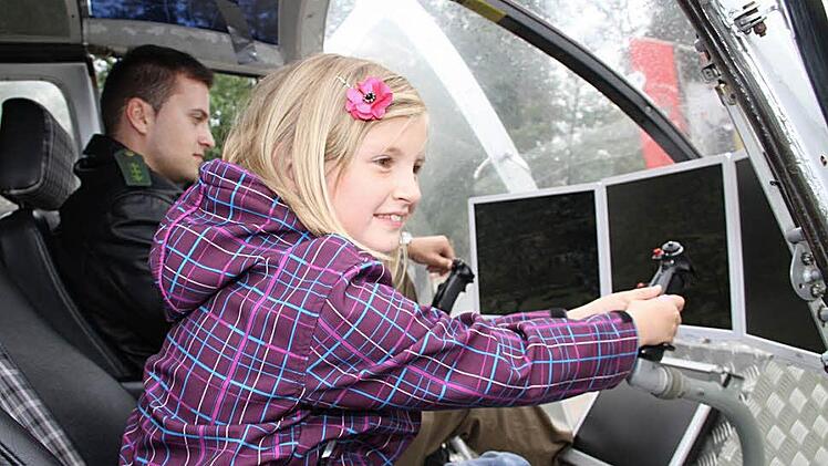 Im Flugsimulator hatte Ronja die beste Landung des Nachmittag hingelegt.  Fotos: Gerda Völk