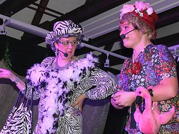 "Die Linden" Eva-Katharina Schmidt und Silke Arndt brachten den Saal zum Toben. Foto: Carmen Schwind