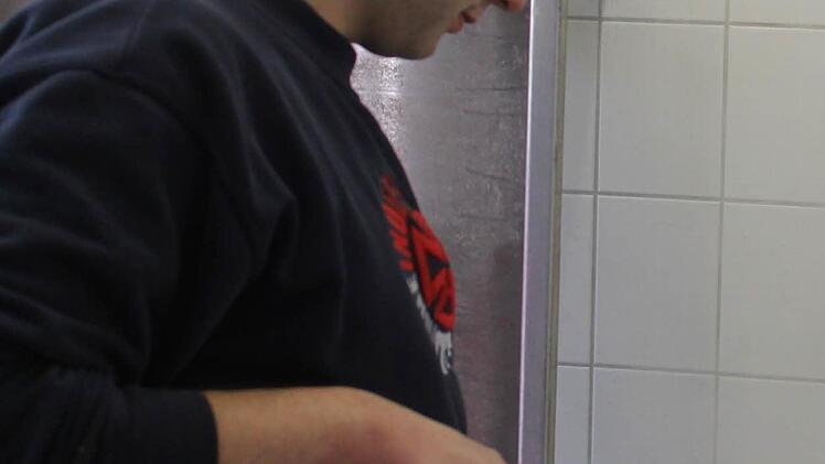 Sebastian Wagner rührt immer wieder das Kesselfleisch um und sieht nach dem Garpunkt.