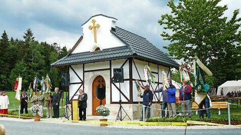 Die Einweihung der Hinterrehberger Kapelle im Mai 2011 mit dem heutigen Ehrenobmann Bruno Tittel am Rednerpult Foto: Klaus-Peter Wulf