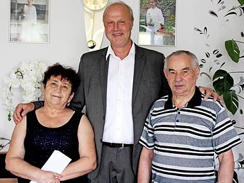 Raissa und Iwan Schwam mit Bürgermeister Gerald Brehm (Mitte), der die Glückwünsche der Stadt überbrachte. Foto: Johanna Blum