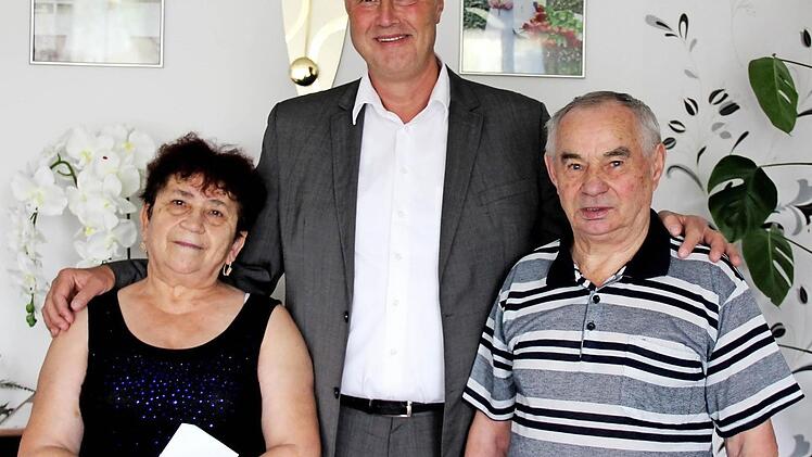 Raissa und Iwan Schwam mit Bürgermeister Gerald Brehm (Mitte), der die Glückwünsche der Stadt überbrachte. Foto: Johanna Blum