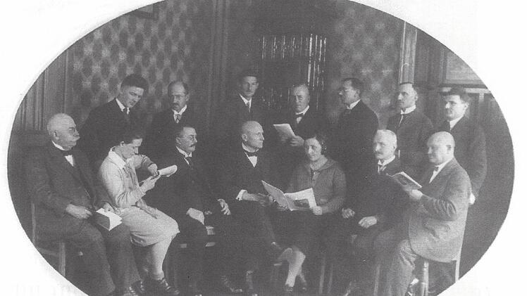 Richard Matthes (stehend, Vierter von links) wurde 1879 geboren. Er war Lehrer an der Pestalozzischule von 1906 bis 1943 und vertonte Johann Sicharts Gedicht "Mein Heimatort". Foto: Archiv Siegfried Sesselmann