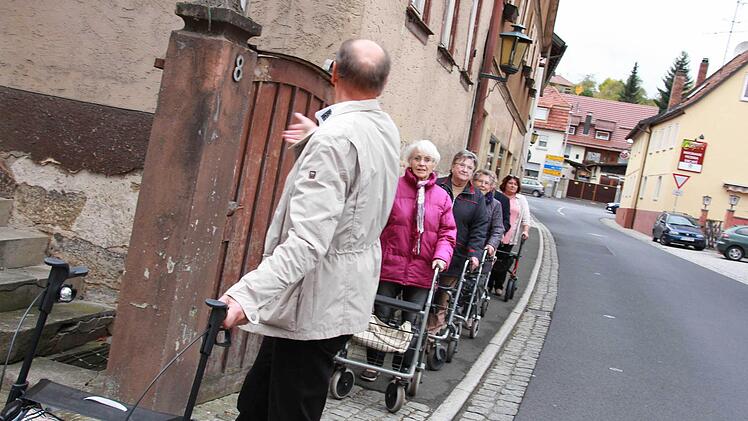 Bei einem Kurs für Rollator-Fahrer sollen Senioren lernen, wie sie ihr Gefährt am bestenbenutzen. Edgar Kast gibtTipps und macht Mut. Foto: Carmen Schmitt