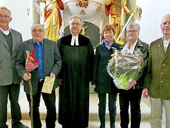 Pfarrer Peter Ahrens und Vertrauensfrau Christine Diersch (Mitte), dankten Werner Gräbner und Hellmuth Müller (von links), die ihre Ämter an Karin Schulz und Manfred Hoffmann abgaben. Foto: Dieter Hübner
