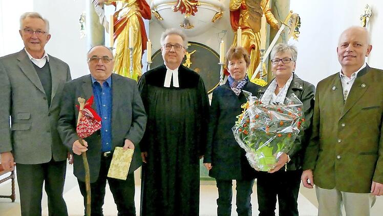 Pfarrer Peter Ahrens und Vertrauensfrau Christine Diersch (Mitte), dankten Werner Gräbner und Hellmuth Müller (von links), die ihre Ämter an Karin Schulz und Manfred Hoffmann abgaben. Foto: Dieter Hübner