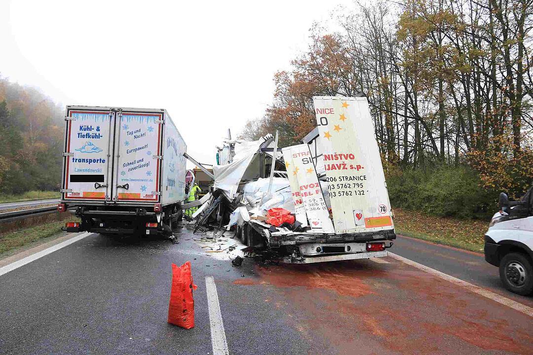 Schlüsselfeld: Lkw rast auf A3 in Stauende