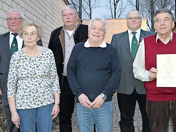 Schützenmeister Reinhold Göhl (hinten links) mit den geehrten Mitgliedern Hilmar Wagner, Helmut Schmidt, Gerhard Dichtjahr, Christian Mrosek sowie Ehrenmitglied Hanne Hennig (von rechts)  Foto: Micheel