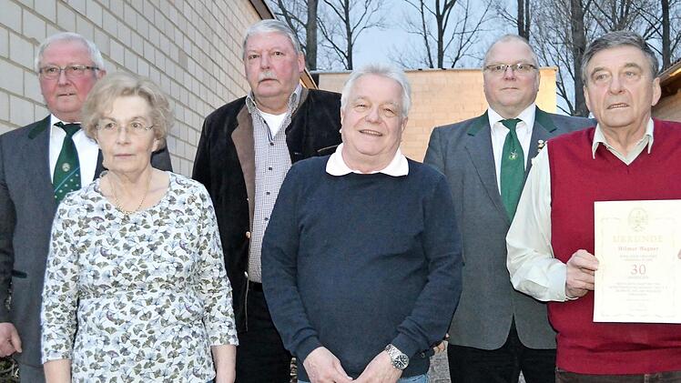 Schützenmeister Reinhold Göhl (hinten links) mit den geehrten Mitgliedern Hilmar Wagner, Helmut Schmidt, Gerhard Dichtjahr, Christian Mrosek sowie Ehrenmitglied Hanne Hennig (von rechts)  Foto: Micheel