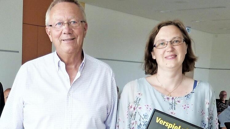Steffi Posel verabschiedete Dieter Breivogel. Foto: Werner Reißaus