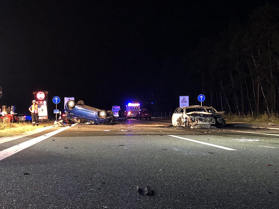 Zwei Tote, vier Schwerverletzte bei Unfall auf A3