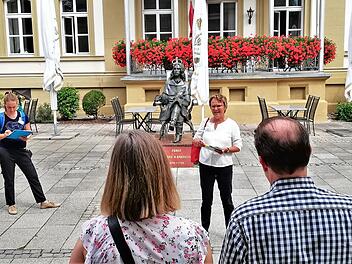 Regine Leipold (Cultheca, Regensburg) führte durch die Bad Kissinger Welterbe-Stätten.