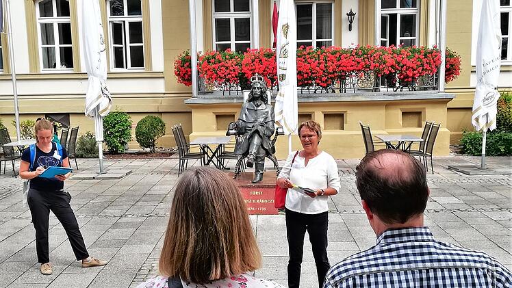 Regine Leipold (Cultheca, Regensburg) führte durch die Bad Kissinger Welterbe-Stätten.
