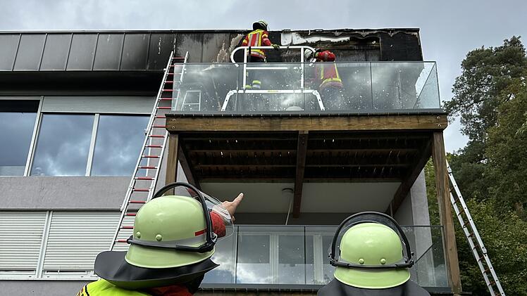 Fast zwei Meter hohe Flammen lodern auf Balkon - Kripo ermittelt