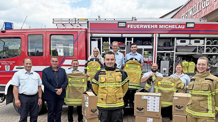 Erster Bürgermeister Jochen Weber (links) und Vertreter der Feuerwehr Michelau.