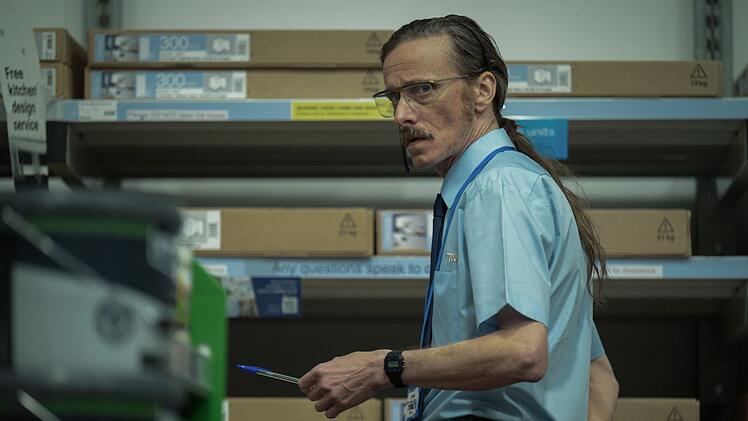 Allein die Frisur! Mackenzie Crook hat mit "Small Prophets" ein kleines Wunder geschaffen und hat als Baumarktleiter Gordon eine kleine Rolle selbst &uuml;bernommen.