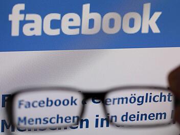 Das Logo der Internet-Seite von Facebook durch eine Brille gesehen. Nach einer aktuellen Studie sind viele Nutzer von Facebook & Co. älter als als man gemeinhin denkt. Foto: Oliver Berg/dpa