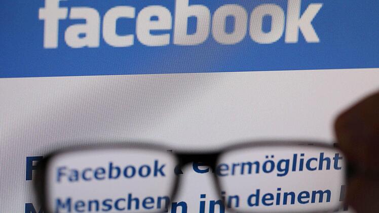 Das Logo der Internet-Seite von Facebook durch eine Brille gesehen. Nach einer aktuellen Studie sind viele Nutzer von Facebook & Co. älter als als man gemeinhin denkt. Foto: Oliver Berg/dpa
