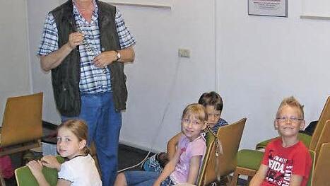 Werner Schramm erklärt den Ferienkindern die Geschichte des Kinos. Im Anschluss drehten sie selbst eine Alltagsszene. Foto: privat