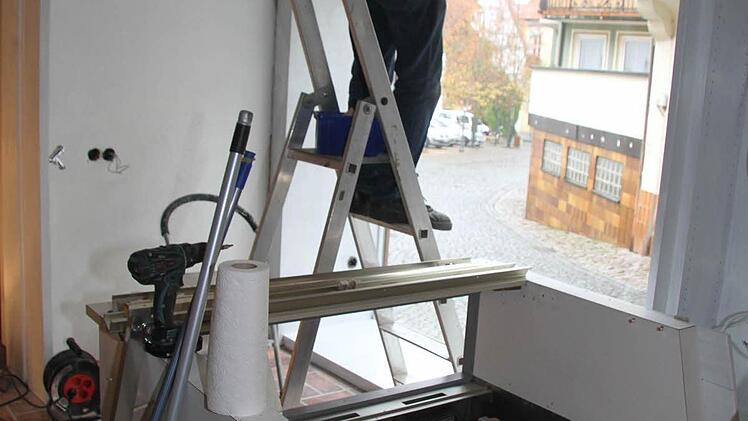 Helmut Thaler legt noch Hand an und erledigt die letzten groben Anbietern, dann wird geputzt, denn am Samstag wird das "Lieblingscafé" mit dem kleinen Lädchen im Oberhaken eröffnet.