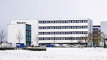 Das neue Gebäude an der Willi-Hussong-Straße (links) vor dem Komplex aus den 90er Jahren.  Foto: Barbara Herbst