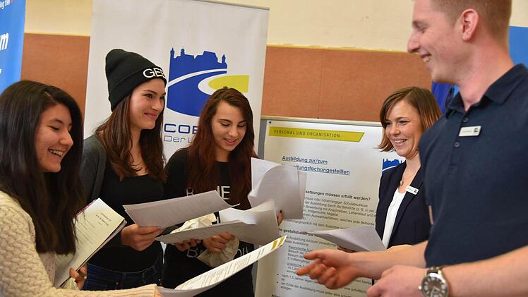 Lamia Yaylogul, Michelle Schiller und Mandy Franke erhalten Informationsmaterial aus Händen von Ausbildungsleiterin Carolin Bauer und Auszubildenden Jan Acksteiner , die am Landratsamt Coburg beschäftigt sind. Foto: Gabi Arnold