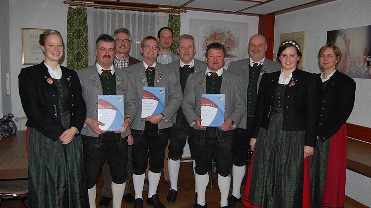 Ehrungen des Nordbayerischen Musikbundes: (von links) Madeleine Koch, Wilmar Döll, Georg Münch, Gerhard Schäfer, Mario Hugo, Bernd Vonroth, Andreas Büchner, Rainer Vorndran, Sina Vorndran, Andrea Koch.
