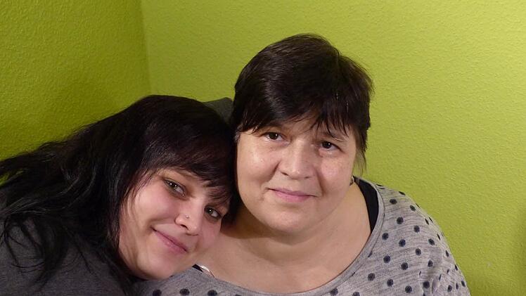 Jennifer und Katrin Kurtz hoffen auf das Wunder. Foto: Veronika Schadeck