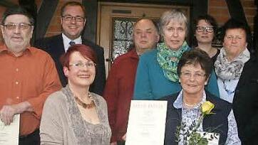 Neuwahlen und die Auszeichnung von langj&auml;hrigen Vorstandsmitgliedern (von links): Kurt Matusch, B&uuml;rgermeister Sebastian Straubel, Vorsitzende Barbara H&ouml;lzel, Zweiter Vorsitzender Wolfgang Hiemisch, Kassiererin Heidi Schneider, Helga Taubmann, Schriftf&uuml;hrerin Anja Fischer und Dritte Vorsitzende Ursula Clemens  Foto: Martin Rebhan