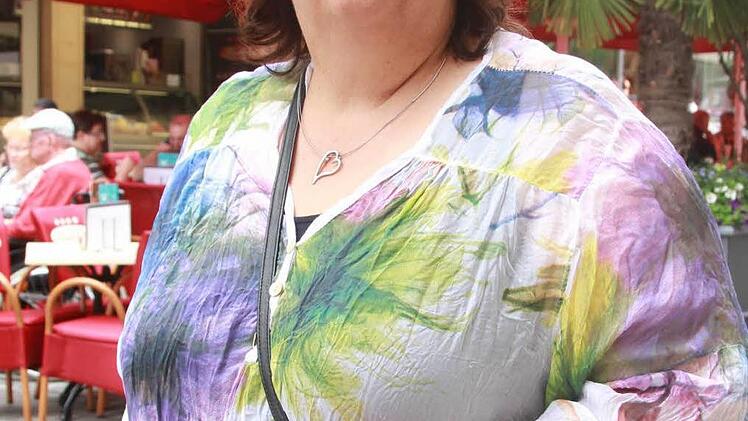 Marga Baumbach, Weyersfeld:Erwischt! Marga Baumbach schämt sich. Eine strahlendweiße Plastiktüte baumelt an ihrem Handgelenk. Darauf das Emblem einer Damen-Mode-Kette. "Ich bin eigentlich ein totaler Gegner", sagt sie und versteckt die Tüte hinter ihrem Rücken. "Ich würde sie am liebsten wieder zurückbringen." Normalerweise hat sie immer eine ihrer Stofftaschen dabei. Heute liegen die im Auto. "Wir haben zu viel Plastikmüll. Das ist etwas, das das normale Volk beeinflussen kann - indem sie da...
