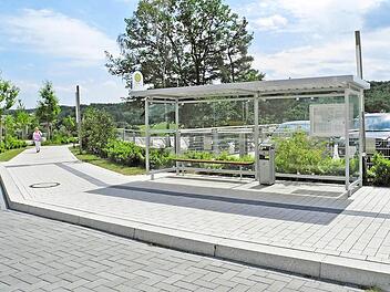 Die Bushaltestelle am Klinikum ist die einzige im Landkreis, die sämtliche Kriterien zur Barrierefreiheit erfüllt. Foto: Landratsamt Lichtenfels