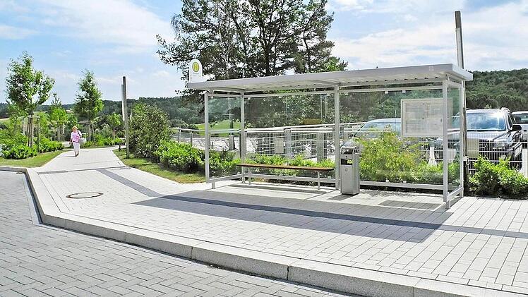 Die Bushaltestelle am Klinikum ist die einzige im Landkreis, die sämtliche Kriterien zur Barrierefreiheit erfüllt. Foto: Landratsamt Lichtenfels