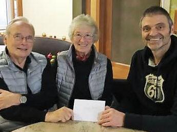 Harald und Jutta Gruhl übergaben die Spende an Michael Thiem (v. l.) von der Laufer Mühle. Foto: privat