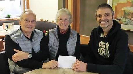 Harald und Jutta Gruhl übergaben die Spende an Michael Thiem (v. l.) von der Laufer Mühle. Foto: privat