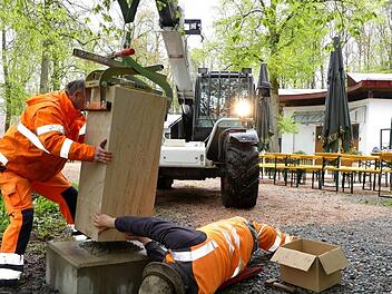 Auf stabile Betonsockel wurden von den Bauhofmitarbeitern mit Hilfe eines Bobcats die jeweils 400 Kilogramm schweren Sandstein-Stelen gehievt und befestigt.  Foto: Dieter Hübner