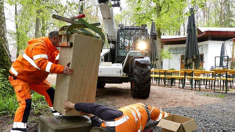 Auf stabile Betonsockel wurden von den Bauhofmitarbeitern mit Hilfe eines Bobcats die jeweils 400 Kilogramm schweren Sandstein-Stelen gehievt und befestigt.  Foto: Dieter Hübner