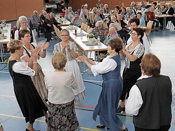 Senioren tanzten für die Senioren - die Seniorentanzgruppe unter der Leitung von Cäcilia Schwarzmann bei ihrer Aufführung. Foto: Mathias Erlwein