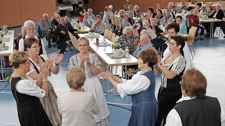 Senioren tanzten für die Senioren - die Seniorentanzgruppe unter der Leitung von Cäcilia Schwarzmann bei ihrer Aufführung. Foto: Mathias Erlwein