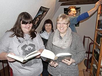 Susane Traut (v.l.), Karin Engelhardt, Sigrid Schiffer und Dietmar Ottmar sind ein Teil der ehrenamtlichen Helfer in der Bücherei. Engagement und die Liebe zum Buch motivieren die Mannschaft.  Foto: Michael Busch