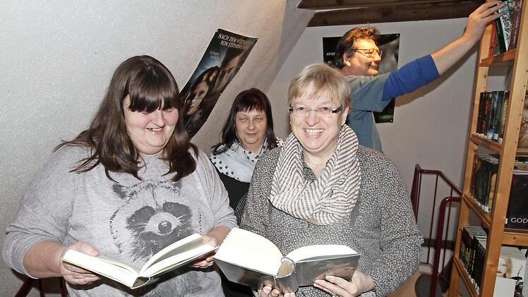 Susane Traut (v.l.), Karin Engelhardt, Sigrid Schiffer und Dietmar Ottmar sind ein Teil der ehrenamtlichen Helfer in der Bücherei. Engagement und die Liebe zum Buch motivieren die Mannschaft.  Foto: Michael Busch