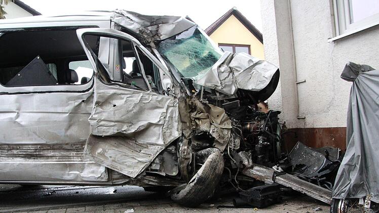 In Oesdorf (Gemeinde Heroldsbach) rammte am Freitagmorgen ein Kleinstransporter ein Haus. Foto: Josef Hofbauer