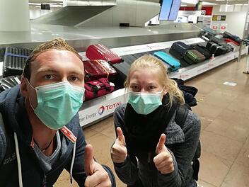 Patrick Hübschmann und Kathrin Hofmann machen überglücklich ein Selfie am Gepäckband bei der Ankunft in Brüssel.