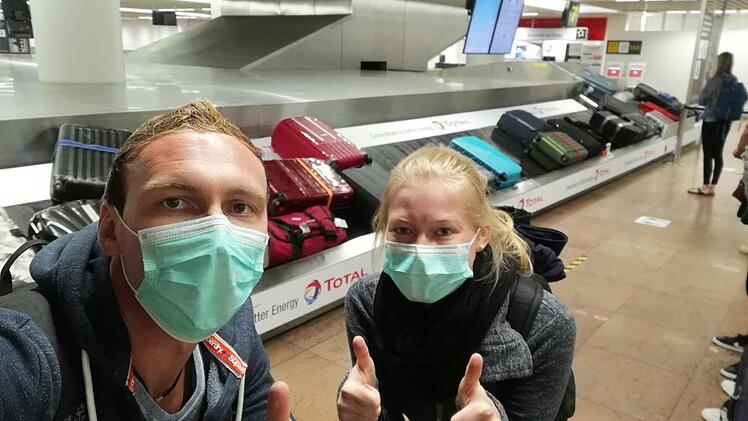 Patrick Hübschmann und Kathrin Hofmann machen überglücklich ein Selfie am Gepäckband bei der Ankunft in Brüssel.