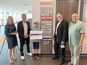 Die Sponsoren werden mit ihrem Namenszug am Eingang der Galerie verewigt. Von links Lions-Präsidentin Sandra Englich, Past-Präsident Hans Joachim Barnickel mit Sohn Julius sowie die KKV-Vorsitzenden Karol Hurec und Willi Karl. Foto: Sabine Raithel