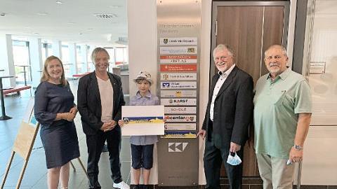 Die Sponsoren werden mit ihrem Namenszug am Eingang der Galerie verewigt. Von links Lions-Präsidentin Sandra Englich, Past-Präsident Hans Joachim Barnickel mit Sohn Julius sowie die KKV-Vorsitzenden Karol Hurec und Willi Karl. Foto: Sabine Raithel