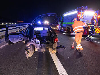 Kleinwagenfahrer wendet auf B4: Familienvater und sechs Kinder haben Gl&uuml;ck im Ungl&uuml;ck
