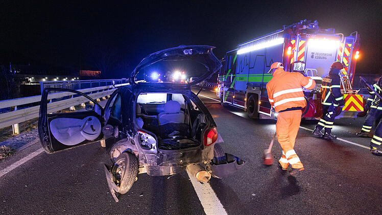 Kleinwagenfahrer wendet auf B4: Familienvater und sechs Kinder haben Gl&uuml;ck im Ungl&uuml;ck