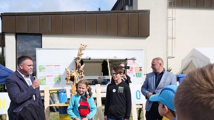Neubrunn: Rund 80 Kinder bauen H&uuml;ttendorf "Minipolis" auf  - trotz Regen und starkem Wind