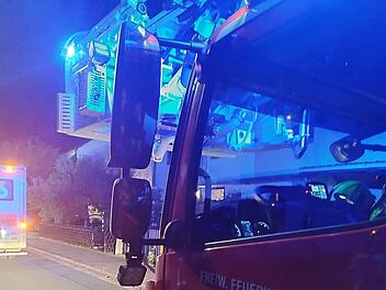 Bubenreuth: Feuerwehr rettet Person aus Notlage - Wohnungst&uuml;r aufgestemmt
