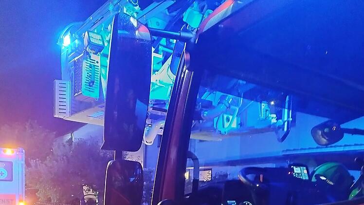 Bubenreuth: Feuerwehr rettet Person aus Notlage - Wohnungst&uuml;r aufgestemmt